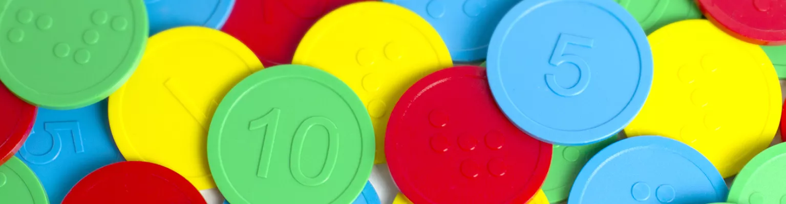 Plastic braillejetons in de kleuren lichtblauw, lichtgroen, geel en rood
