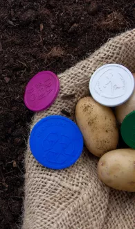 Pfandmarken aus einem Biokunststoff, der aus Kartoffelschalen hergestellt wird