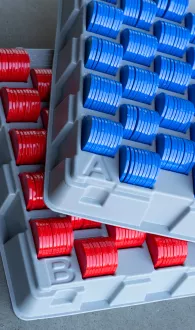 Sorteerborden gevuld met rode en blauwe munten