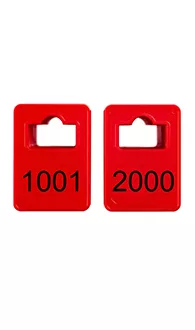 Rote Garderobenmarken aus Plastik mit rechteckiger Öffnung und Nummerierung von 1001-2000