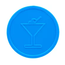 Lichtblauwe plastic munt in voorraad gegraveerd met cocktailglas