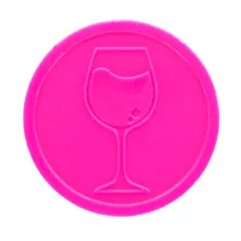 Neon pinkfarbene Plastikpfandmarke auf Lager mit geprägtem Weinglas