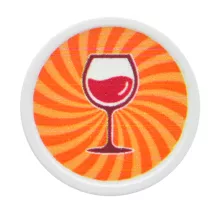Weiße Plastikpfandmarke auf Lager bedruckt mit einem Weinglas