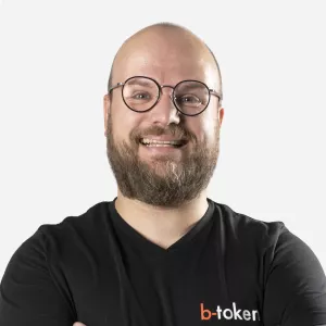 Produktionsmitarbeiter gravierte Pfandmarken | b-token