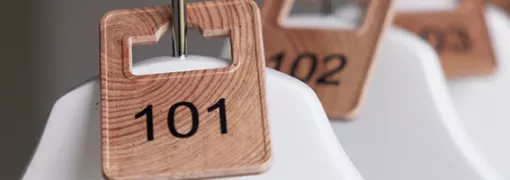 Fichas guardarropa de madera con numeración