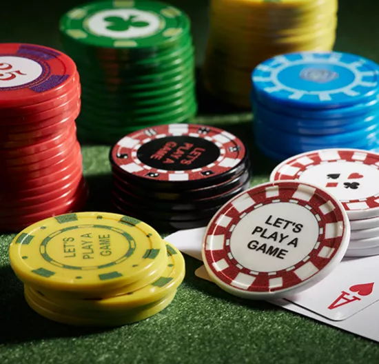 Runde Plastik-Chips mit Pokerdesign