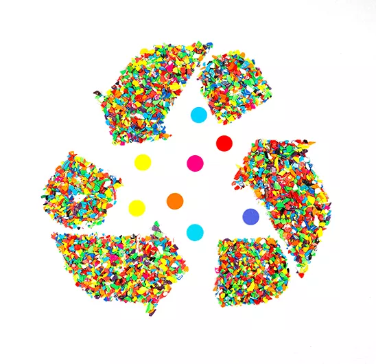 Recycling-Logo auf Chips aus natürlichen Materialien